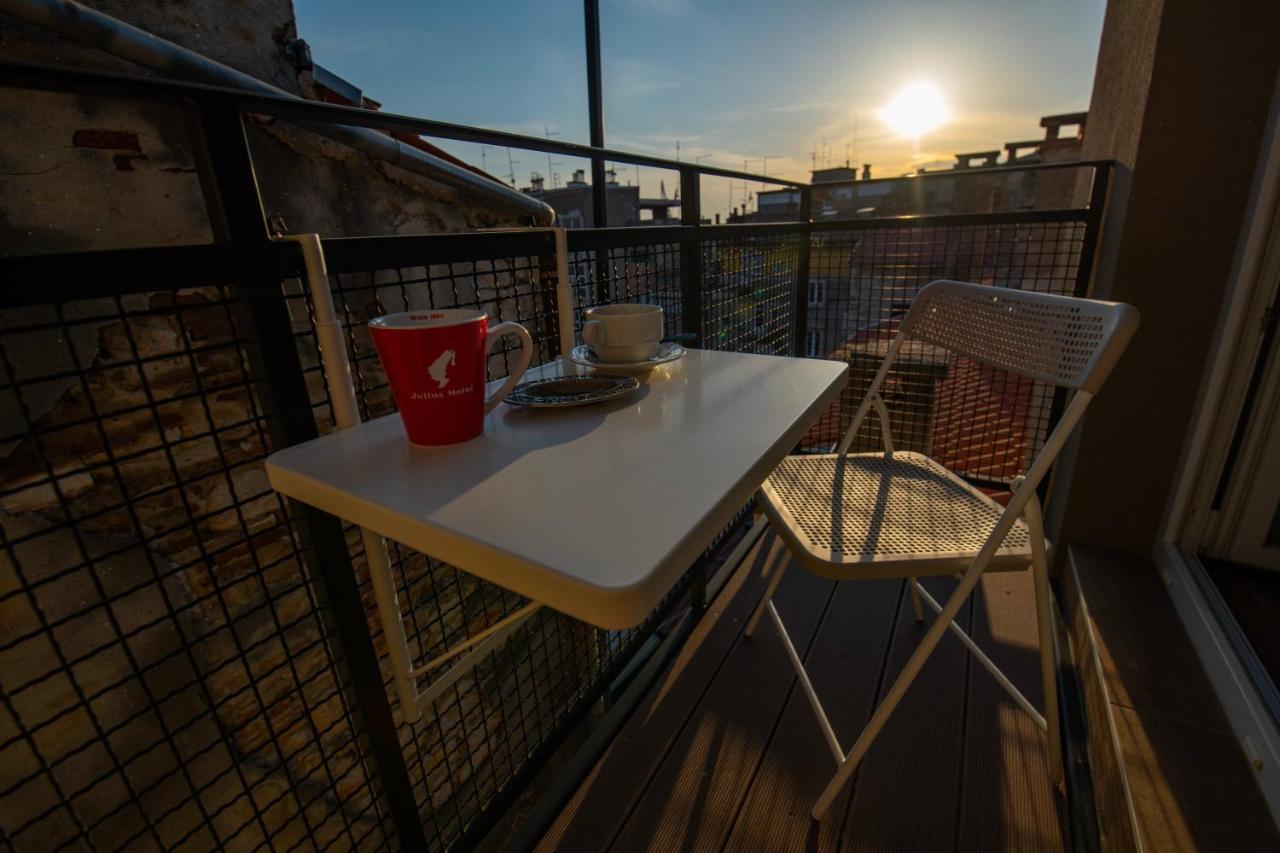 Urban Viktor - Downtown Apartament *